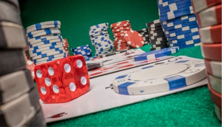 dobbelstenen en pokerchips